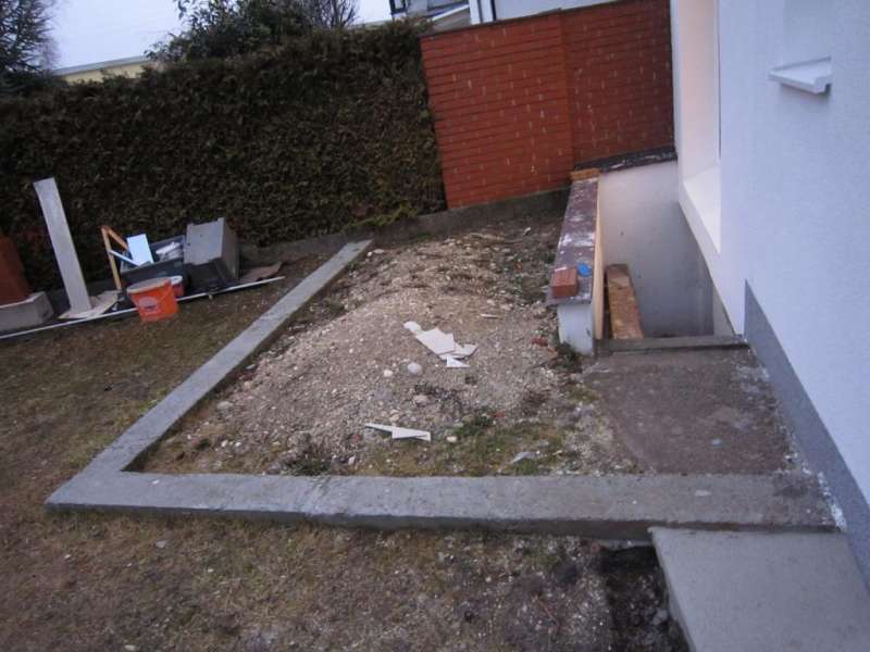 BAU.DE / BAU-Forum: 1. Bild zu Frage "Terrassenunterkonstruktion &uuml;ber Kellerabgang" im BAU-Forum "Balkon und Terrasse"