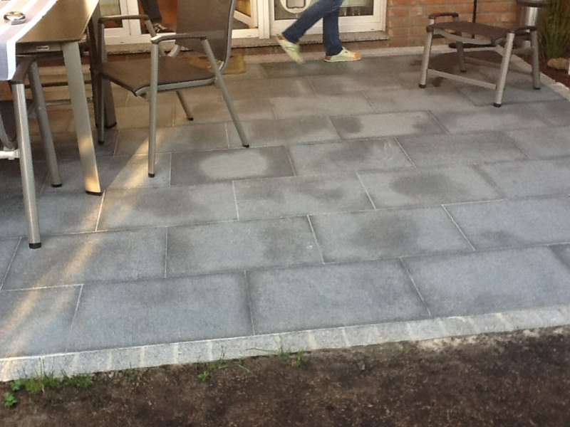 BAU.DE / BAU-Forum: 1. Bild zu Frage "Feuchte Flecken Granit Terrasse" im BAU-Forum "Balkon und Terrasse"