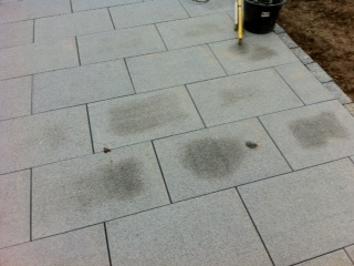 BAU.DE / BAU-Forum: 2. Bild zu Antwort "Hallo Sanni, ich noch mal..." auf die Frage "Granit Terrasse feuchte Flecken: Ursachen, Trocknungsdauer & Sanierung?" im BAU-Forum "Balkon und Terrasse"