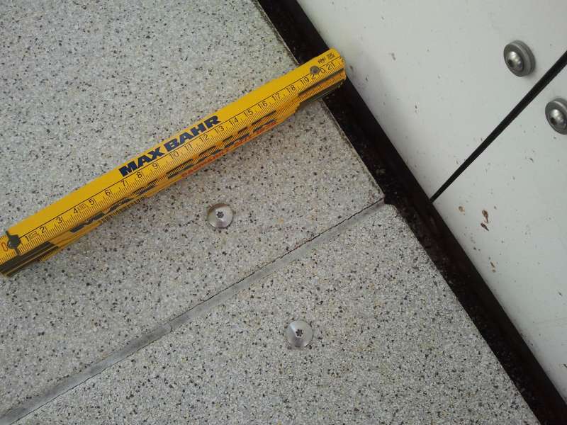 BAU.DE / BAU-Forum: 1. Bild zu Antwort "Foto von der Oberfl&auml;che" auf die Frage "Balkonbodenbelag bestimmen & reinigen: Welches Material? Tipps zur Reinigung?" im BAU-Forum "Balkon und Terrasse"