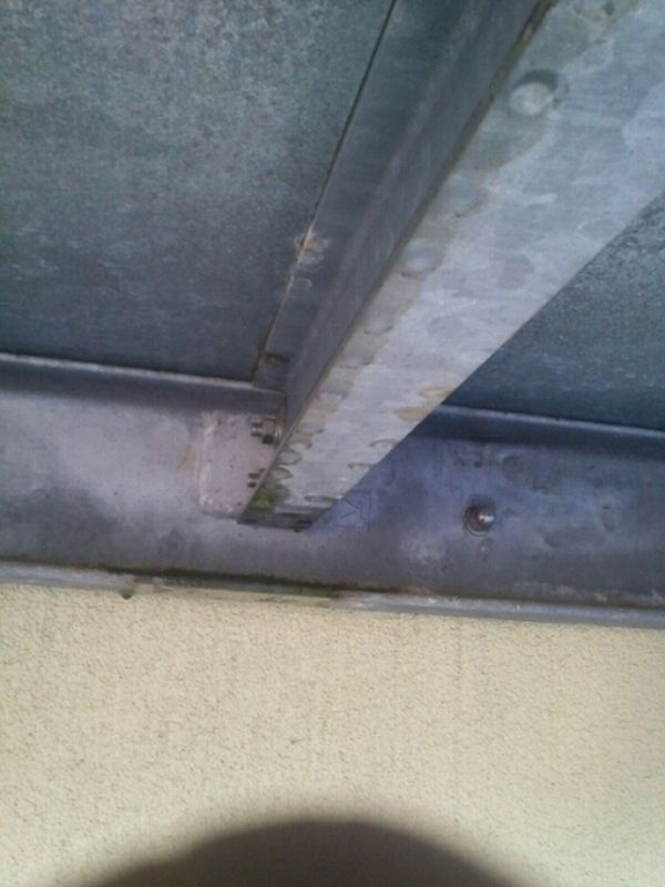 BAU.DE / BAU-Forum: 1. Bild zu Frage "Balkon Metallkonstruktion Tropfwasser an Eisentr&auml;ger" im BAU-Forum "Balkon und Terrasse"