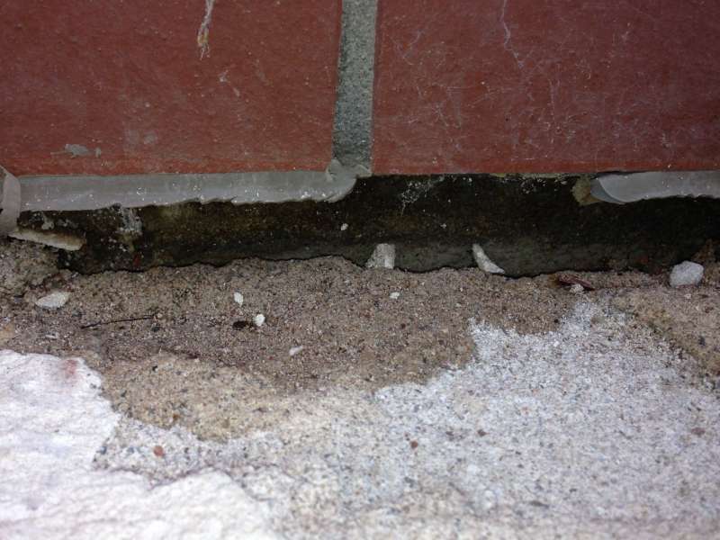 BAU.DE / BAU-Forum: 2. Bild zu Frage "&Uuml;bergang Terrasse > Hauswand abdichten (nachdem alte Fliesen entfernt wurden)" im BAU-Forum "Balkon und Terrasse"