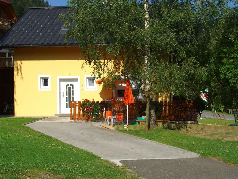 BAU.DE / BAU-Forum: 1. Bild zu Antwort "und ich muss mir bez&uuml;glich Nachbarn" auf die Frage "Undichte Terrasse sanieren: Ursachen, kosteng&uuml;nstige L&ouml;sungen & Fliesen-Belag?" im BAU-Forum "Balkon und Terrasse"