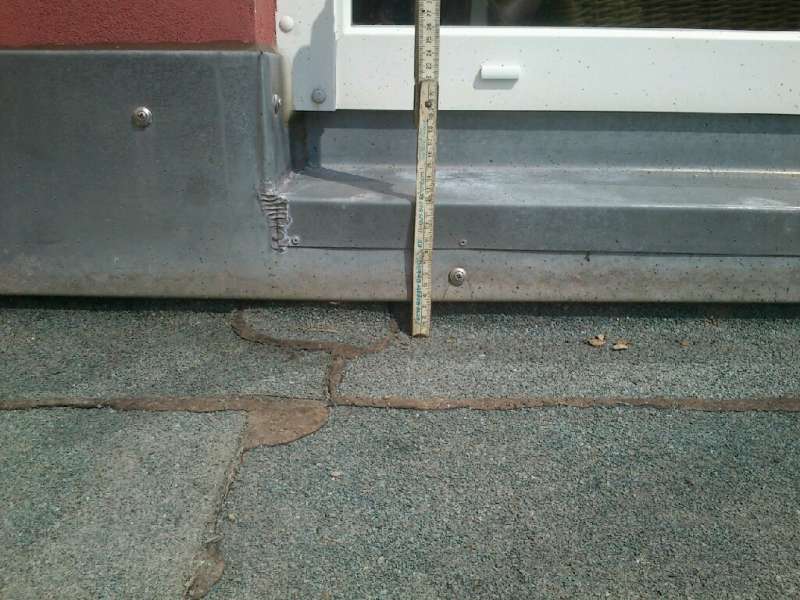 BAU.DE / BAU-Forum: 3. Bild zu Antwort "Bilder mit Terrassentür" auf die Frage "Terrassenplatten nachträglich Gefälle geben: Aufbauhöhe, Kosten & Materialien?" im BAU-Forum "Balkon und Terrasse" BAU.DE / BAU-Forum: 3. Bild zu Antwort "Bilder mit Terrassentür" auf die Frage "Terrassenplatten nachträglich Gefälle geben: Aufbauhöhe, Kosten & Materialien?" im BAU-Forum "Balkon und Terrasse"