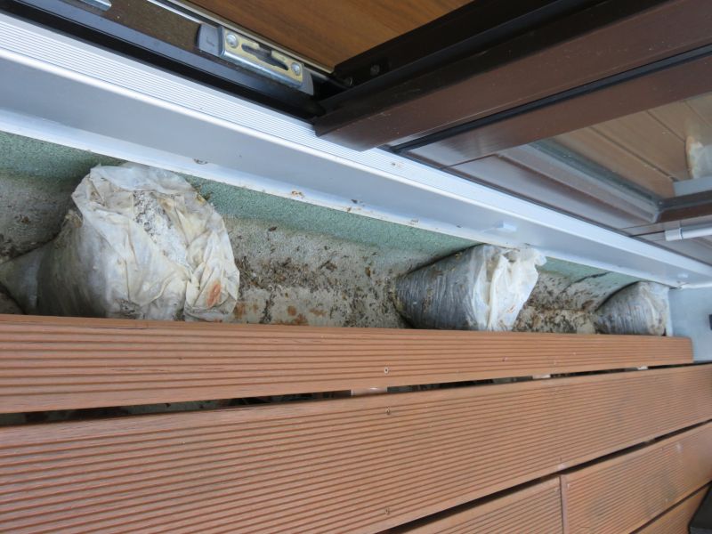 BAU.DE / BAU-Forum: 1. Bild zu Frage "Drainagerinnen vor Terrassenfenstern auf Mörtelsäcken" im BAU-Forum "Balkon und Terrasse" BAU.DE / BAU-Forum: 1. Bild zu Frage "Drainagerinnen vor Terrassenfenstern auf Mörtelsäcken" im BAU-Forum "Balkon und Terrasse"