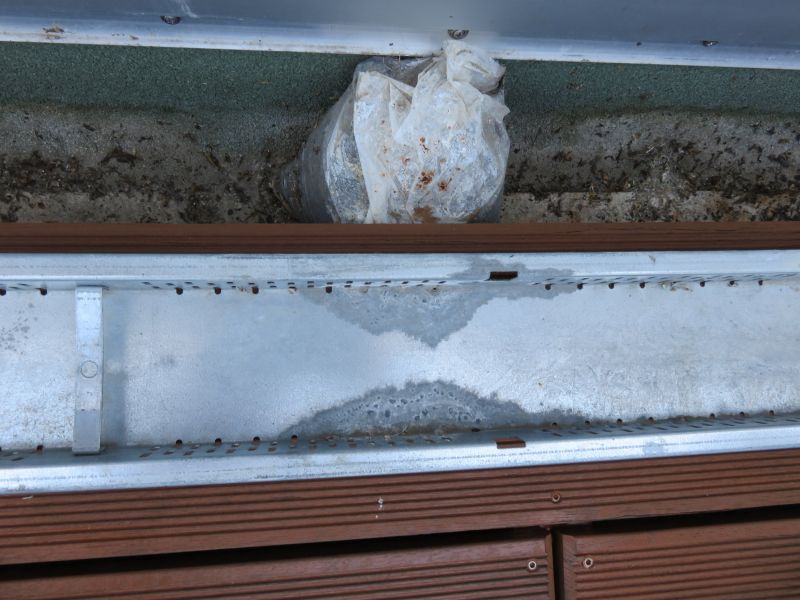 BAU.DE / BAU-Forum: 2. Bild zu Frage "Drainagerinnen vor Terrassenfenstern auf Mörtelsäcken" im BAU-Forum "Balkon und Terrasse" BAU.DE / BAU-Forum: 2. Bild zu Frage "Drainagerinnen vor Terrassenfenstern auf Mörtelsäcken" im BAU-Forum "Balkon und Terrasse"