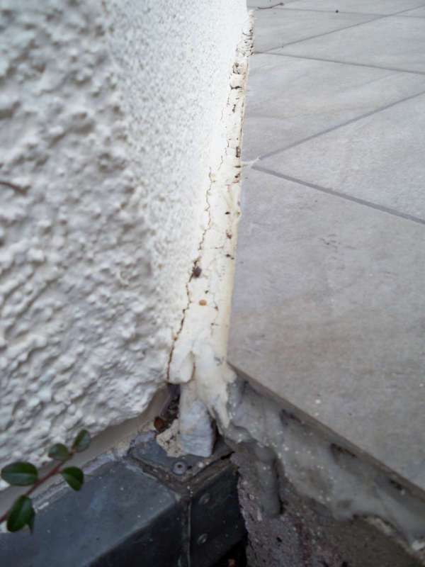 BAU.DE / BAU-Forum: 1. Bild zu Frage "alter Baufehler - Abdichtung zwischen Terrasse und Haus" im BAU-Forum "Balkon und Terrasse" BAU.DE / BAU-Forum: 1. Bild zu Frage "alter Baufehler - Abdichtung zwischen Terrasse und Haus" im BAU-Forum "Balkon und Terrasse"