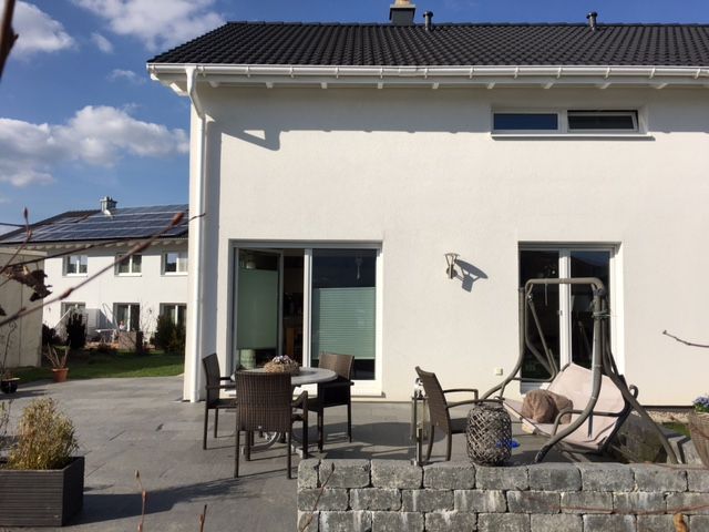 BAU.DE / BAU-Forum: 1. Bild zu Frage "Pergola-Markise an einer w&auml;rmeged&auml;mmten Hauswand anbringen!?!" im BAU-Forum "Balkon und Terrasse"