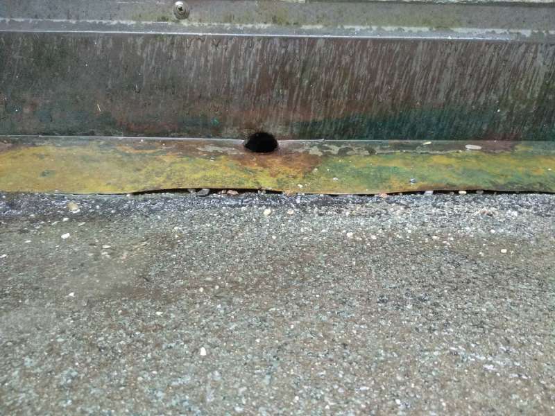 BAU.DE / BAU-Forum: 1. Bild zu Antwort "&Auml;hnliche Fragestellung: Balkon mit Br&uuml;stung" auf die Frage "Bitumen-Dach nachtr&auml;glich Gef&auml;lle geben: Methoden, Material & Kosten f&uuml;r Terrassen?" im BAU-Forum "Balkon und Terrasse"