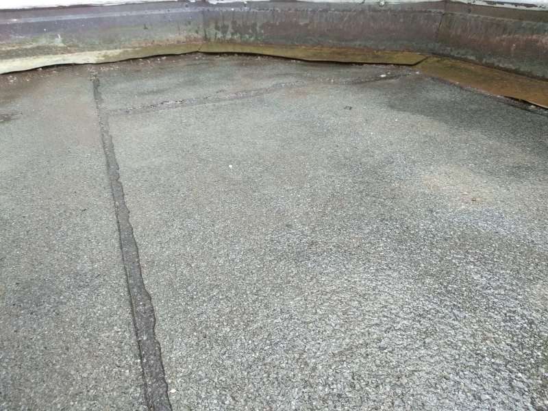 BAU.DE / BAU-Forum: 2. Bild zu Antwort "&Auml;hnliche Fragestellung: Balkon mit Br&uuml;stung" auf die Frage "Bitumen-Dach nachtr&auml;glich Gef&auml;lle geben: Methoden, Material & Kosten f&uuml;r Terrassen?" im BAU-Forum "Balkon und Terrasse"