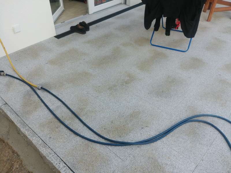 BAU.DE / BAU-Forum: 1. Bild zu Frage "Gelbliche Flecken auf Granitplatten im Au&szlig;enbereich" im BAU-Forum "Balkon und Terrasse"