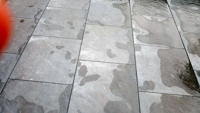 BAU.DE / BAU-Forum: 3. Bild zu Frage "Wei&szlig;e Flecken auf neuer Terrasse" im BAU-Forum "Balkon und Terrasse"