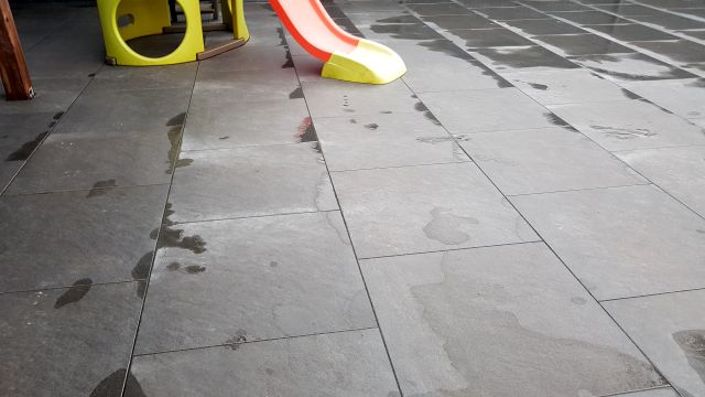 BAU.DE / BAU-Forum: 4. Bild zu Frage "Wei&szlig;e Flecken auf neuer Terrasse" im BAU-Forum "Balkon und Terrasse"