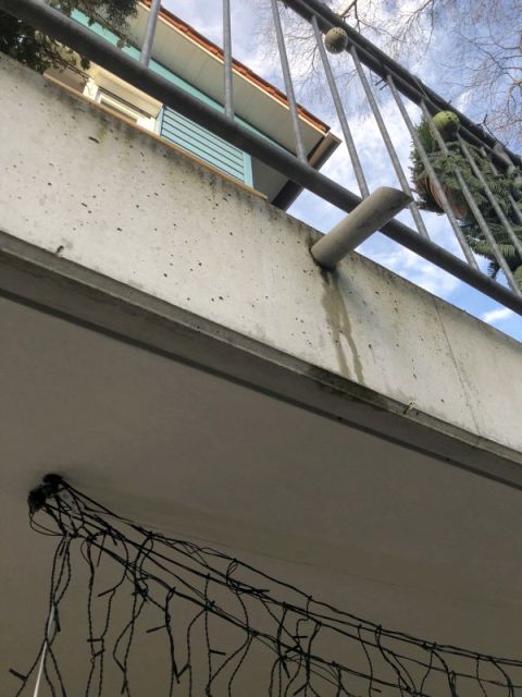 BAU.DE / BAU-Forum: 2. Bild zu Frage "Balkon von oben tropft st&auml;ndig auf Terrasse (Wasser&uuml;berlaufrohre)" im BAU-Forum "Balkon und Terrasse"