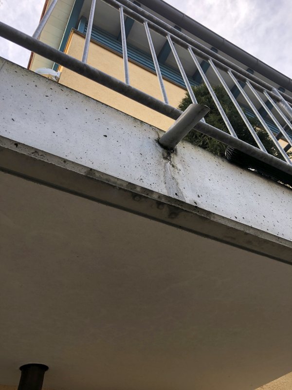 BAU.DE / BAU-Forum: 3. Bild zu Frage "Balkon von oben tropft st&auml;ndig auf Terrasse (Wasser&uuml;berlaufrohre)" im BAU-Forum "Balkon und Terrasse"