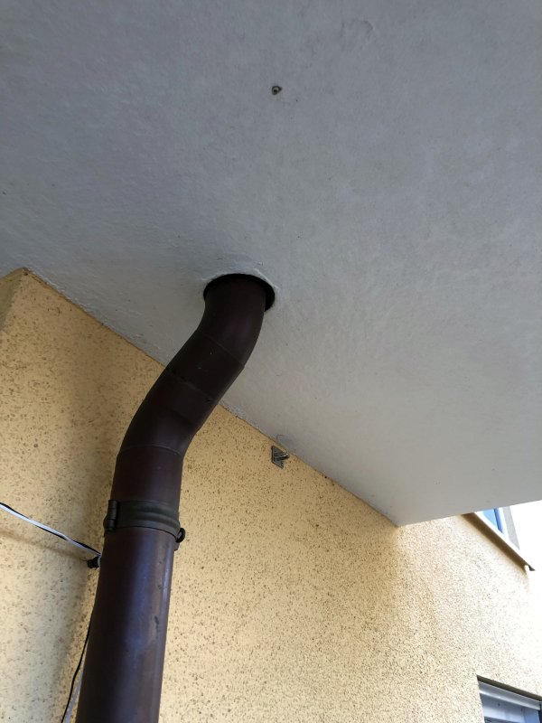 BAU.DE / BAU-Forum: 4. Bild zu Frage "Balkon von oben tropft st&auml;ndig auf Terrasse (Wasser&uuml;berlaufrohre)" im BAU-Forum "Balkon und Terrasse"