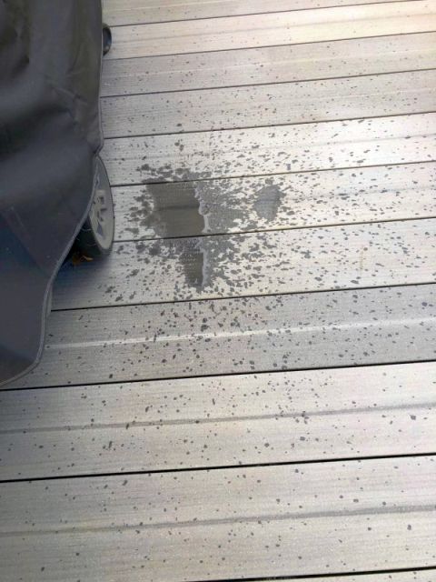 BAU.DE / BAU-Forum: 5. Bild zu Frage "Balkon von oben tropft st&auml;ndig auf Terrasse (Wasser&uuml;berlaufrohre)" im BAU-Forum "Balkon und Terrasse"