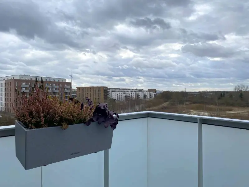 BAU.DE / BAU-Forum: 1. Bild zu Frage "Lezucha Balkon Pflanzgef&auml;&szlig; an geschlossenen Balkon anbringen" im BAU-Forum "Balkon und Terrasse"