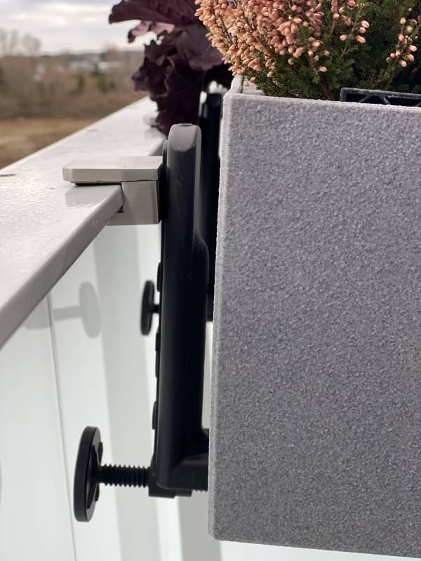 BAU.DE / BAU-Forum: 2. Bild zu Frage "Lezucha Balkon Pflanzgef&auml;&szlig; an geschlossenen Balkon anbringen" im BAU-Forum "Balkon und Terrasse"