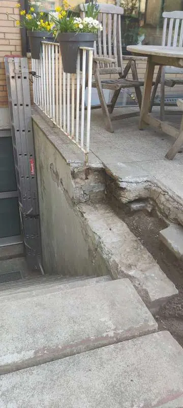 BAU.DE / BAU-Forum: 1. Bild zu Frage "Terrassenoberfl&auml;che auf einer Ebene mit Treppenmauer. Machbar?" im BAU-Forum "Balkon und Terrasse"