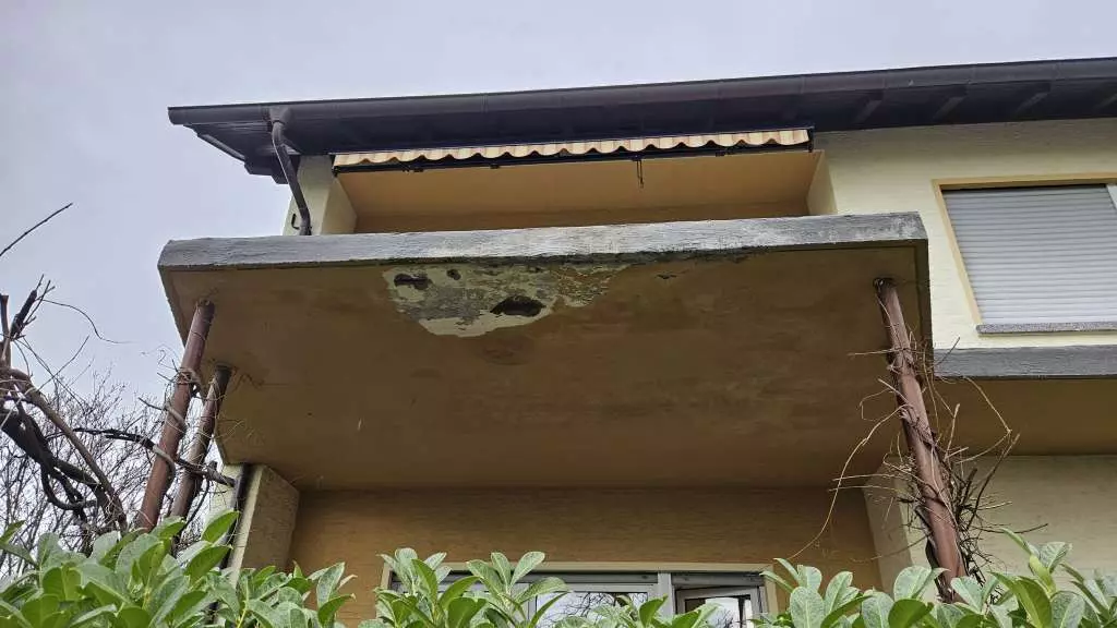 BAU.DE / BAU-Forum: 1. Bild zu Frage "Welche Art von Firma f&uuml;r Betonsanierung bei Balkon (und evtl. neue Balkonterrasse)" im BAU-Forum "Balkon und Terrasse"