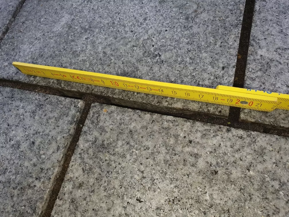 BAU.DE / BAU-Forum: 1. Bild zu Frage "Epoxidharzfugen ausbessern: Anleitung, Material & Kosten f&uuml;r Granit/Sandstein?" im BAU-Forum "Balkon und Terrasse"