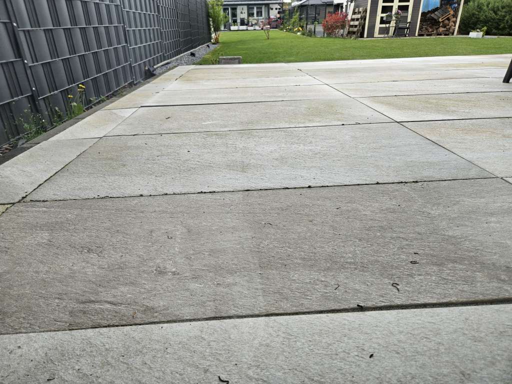 BAU.DE / BAU-Forum: 1. Bild zu Frage "Terrassenplatten wiederverwenden oder entsorgen: Was ist bei Sanierung m&ouml;glich?" im BAU-Forum "Balkon und Terrasse"