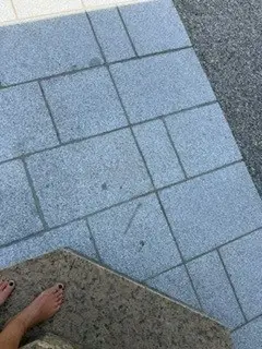 BAU.DE / BAU-Forum: 2. Bild zu Frage "Granitplatten Farbabweichungen nach Verlegung: Reklamation & Ursachen?" im BAU-Forum "Balkon und Terrasse"