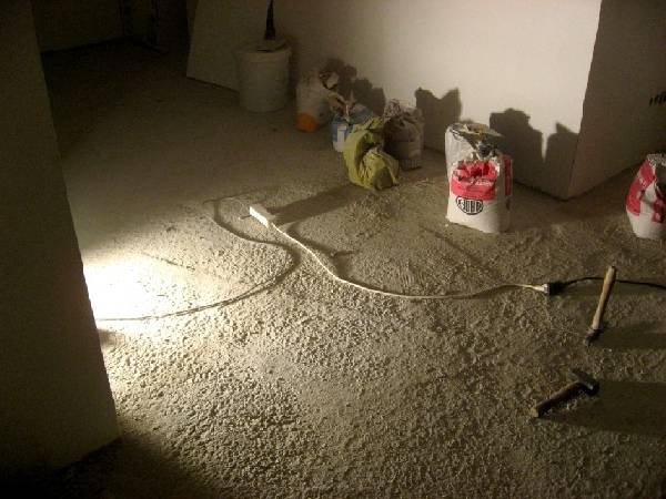 BAU.DE / BAU-Forum: 1. Bild zu Frage "Riss Betondecke" im BAU-Forum "Bauphysik" BAU.DE / BAU-Forum: 1. Bild zu Frage "Riss Betondecke" im BAU-Forum "Bauphysik"