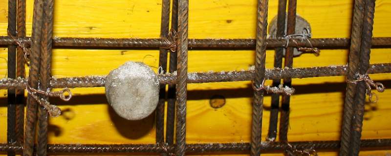 BAU.DE / BAU-Forum: 1. Bild zu Antwort "Betonüberdeckung bei Rohr in Wand" auf die Frage "Kanalrohr berührt Stahl in Wand: Gefahr für Statik & Korrosion? Ursachen, Sanierung" im BAU-Forum "Bauphysik" BAU.DE / BAU-Forum: 1. Bild zu Antwort "Betonüberdeckung bei Rohr in Wand" auf die Frage "Kanalrohr berührt Stahl in Wand: Gefahr für Statik & Korrosion? Ursachen, Sanierung" im BAU-Forum "Bauphysik"