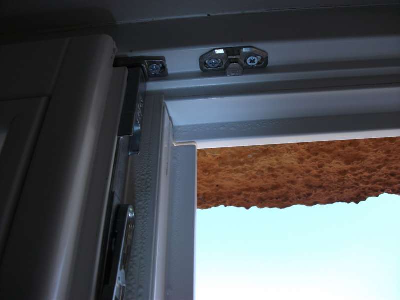 BAU.DE / BAU-Forum: 2. Bild zu Frage "Feuchtigkeit im Blendrahmenfalz (Fenster)" im BAU-Forum "Bauphysik" BAU.DE / BAU-Forum: 2. Bild zu Frage "Feuchtigkeit im Blendrahmenfalz (Fenster)" im BAU-Forum "Bauphysik"