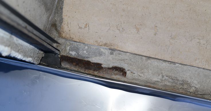 BAU.DE / BAU-Forum: 1. Bild zu Frage "Flachdach mit Edelstahl und Eisenstück an Türstock: Kann es dort zu Spannung kommen?" im BAU-Forum "Bauphysik" BAU.DE / BAU-Forum: 1. Bild zu Frage "Flachdach mit Edelstahl und Eisenstück an Türstock: Kann es dort zu Spannung kommen?" im BAU-Forum "Bauphysik"