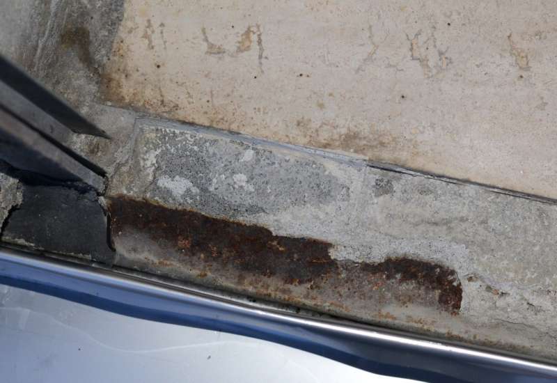 BAU.DE / BAU-Forum: 2. Bild zu Frage "Flachdach mit Edelstahl und Eisenstück an Türstock: Kann es dort zu Spannung kommen?" im BAU-Forum "Bauphysik" BAU.DE / BAU-Forum: 2. Bild zu Frage "Flachdach mit Edelstahl und Eisenstück an Türstock: Kann es dort zu Spannung kommen?" im BAU-Forum "Bauphysik"