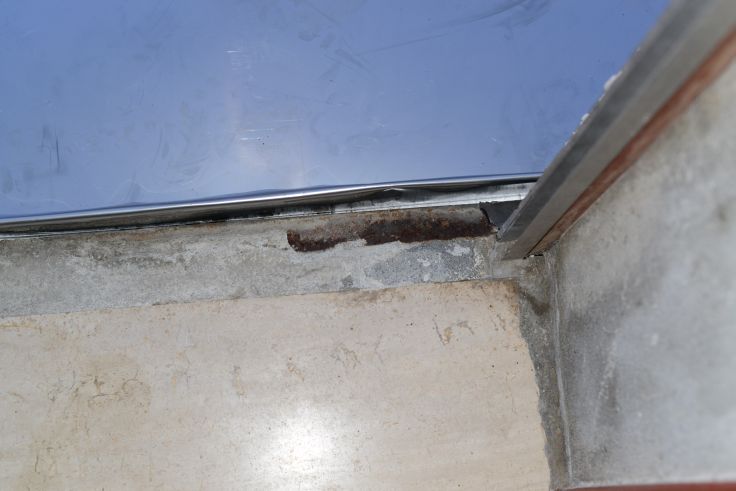 BAU.DE / BAU-Forum: 4. Bild zu Frage "Flachdach mit Edelstahl und Eisenstück an Türstock: Kann es dort zu Spannung kommen?" im BAU-Forum "Bauphysik" BAU.DE / BAU-Forum: 4. Bild zu Frage "Flachdach mit Edelstahl und Eisenstück an Türstock: Kann es dort zu Spannung kommen?" im BAU-Forum "Bauphysik"