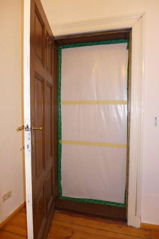 BAU.DE / BAU-Forum: 1. Bild zu Frage "Hohlraum zwischen zwei Altbaut&uuml;ren gegen Schall abdichten" im BAU-Forum "Bauphysik"