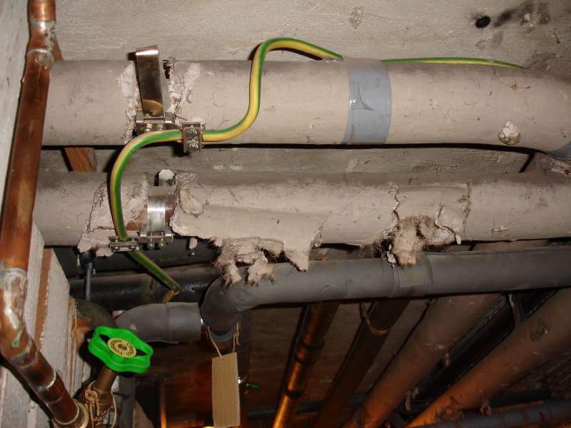 BAU.DE / BAU-Forum: 1. Bild zu Frage "Asbest in Rohrverkleidung?" im BAU-Forum "Baustoffe" BAU.DE / BAU-Forum: 1. Bild zu Frage "Asbest in Rohrverkleidung?" im BAU-Forum "Baustoffe"