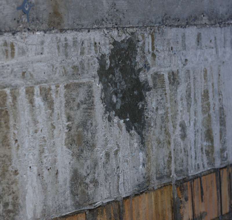 BAU.DE / BAU-Forum: 1. Bild zu Antwort "Betonfuge mit Salz von Eis befreit" auf die Frage "Weiße Ausblühungen im Mörtel: Ursachen, Risiken & Sanierung nach Frost?" im BAU-Forum "Baustoffe" BAU.DE / BAU-Forum: 1. Bild zu Antwort "Betonfuge mit Salz von Eis befreit" auf die Frage "Weiße Ausblühungen im Mörtel: Ursachen, Risiken & Sanierung nach Frost?" im BAU-Forum "Baustoffe"