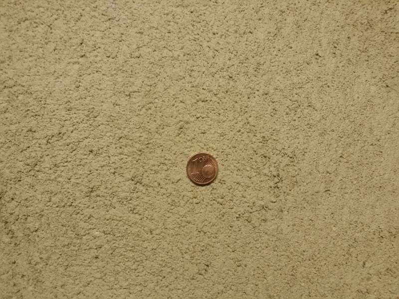 BAU.DE / BAU-Forum: 1. Bild zu Frage "Was ist dieser k&ouml;rnige ("geblich Ockerige") Wandbelag/Putz... in Garage?" im BAU-Forum "Baustoffe"