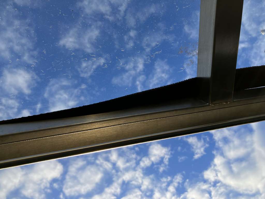 BAU.DE / BAU-Forum: 2. Bild zu Frage "Terrassendach Glasplatten: Schaumstoff-Streifen l&ouml;sen sich &ndash; Ursachen & L&ouml;sungen?" im BAU-Forum "Baustoffe"