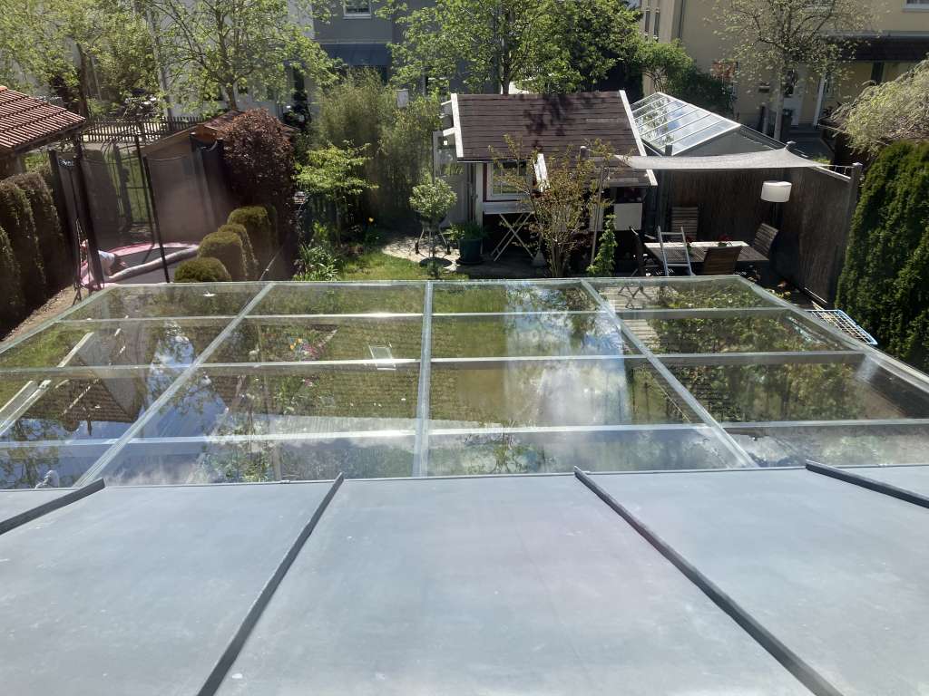 BAU.DE / BAU-Forum: 1. Bild zu Antwort "Terrassendach: Glasplatten &ndash; Keine Verschraubung sichtbar!" auf die Frage "Terrassendach Glasplatten: Schaumstoff-Streifen l&ouml;sen sich &ndash; Ursachen & L&ouml;sungen?" im BAU-Forum "Baustoffe"