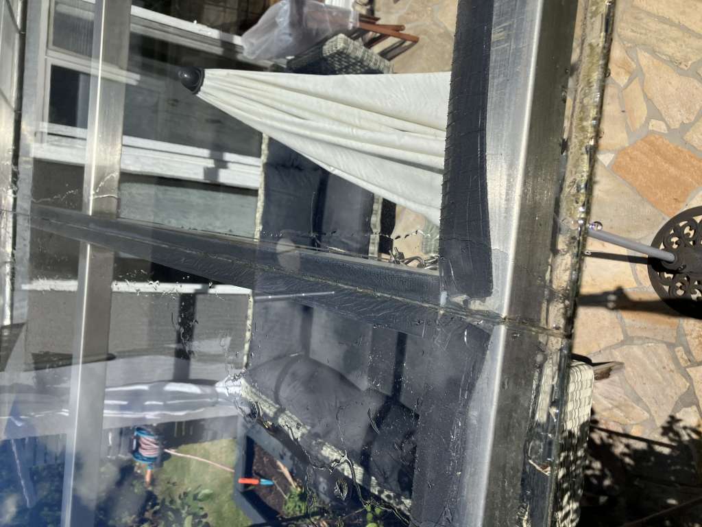 BAU.DE / BAU-Forum: 2. Bild zu Antwort "Terrassendach: Glasplatten &ndash; Keine Verschraubung sichtbar!" auf die Frage "Terrassendach Glasplatten: Schaumstoff-Streifen l&ouml;sen sich &ndash; Ursachen & L&ouml;sungen?" im BAU-Forum "Baustoffe"