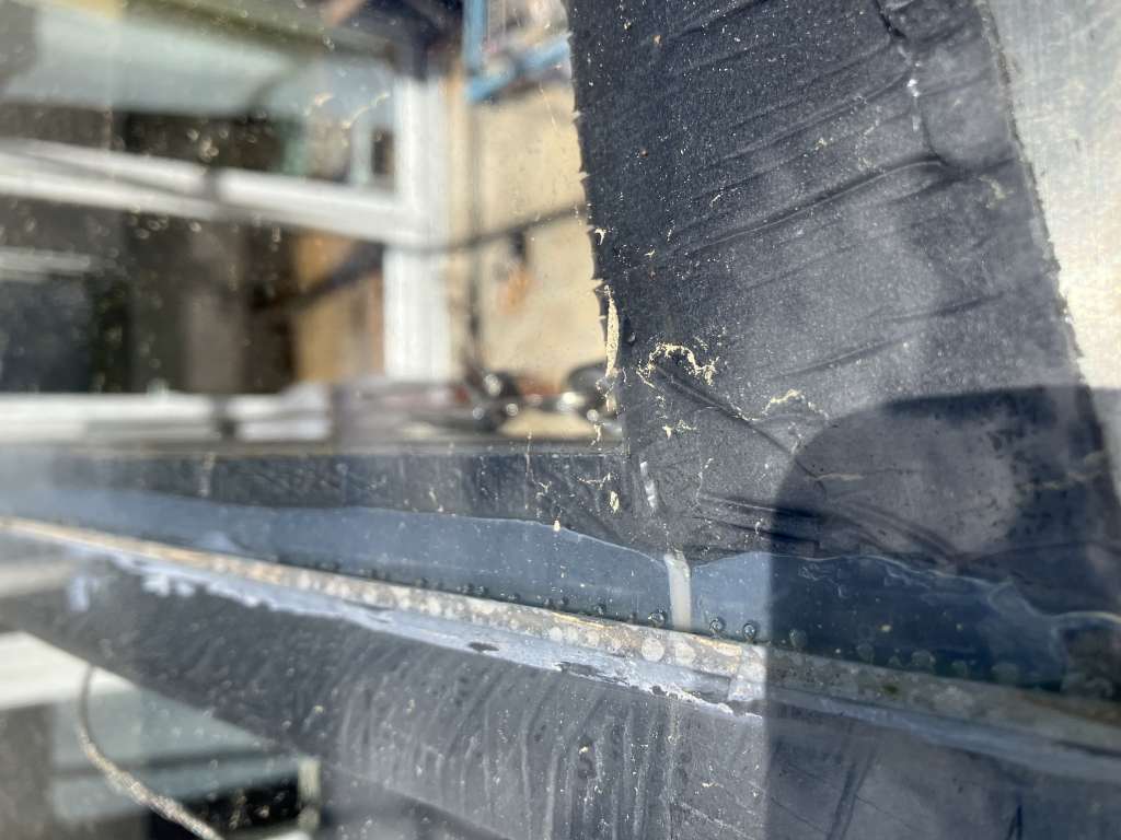 BAU.DE / BAU-Forum: 3. Bild zu Antwort "Terrassendach: Glasplatten &ndash; Keine Verschraubung sichtbar!" auf die Frage "Terrassendach Glasplatten: Schaumstoff-Streifen l&ouml;sen sich &ndash; Ursachen & L&ouml;sungen?" im BAU-Forum "Baustoffe"