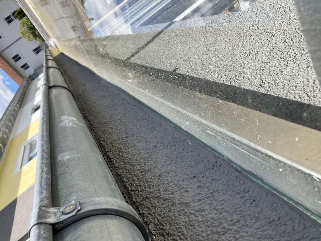 BAU.DE / BAU-Forum: 4. Bild zu Antwort "Terrassendach: Glasplatten &ndash; Keine Verschraubung sichtbar!" auf die Frage "Terrassendach Glasplatten: Schaumstoff-Streifen l&ouml;sen sich &ndash; Ursachen & L&ouml;sungen?" im BAU-Forum "Baustoffe"