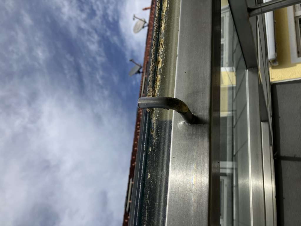 BAU.DE / BAU-Forum: 1. Bild zu Antwort "Terrassendach Glasplatten: Edelstahl-Haken sichern &ndash; Fehler erkannt!" auf die Frage "Terrassendach Glasplatten: Schaumstoff-Streifen l&ouml;sen sich &ndash; Ursachen & L&ouml;sungen?" im BAU-Forum "Baustoffe"