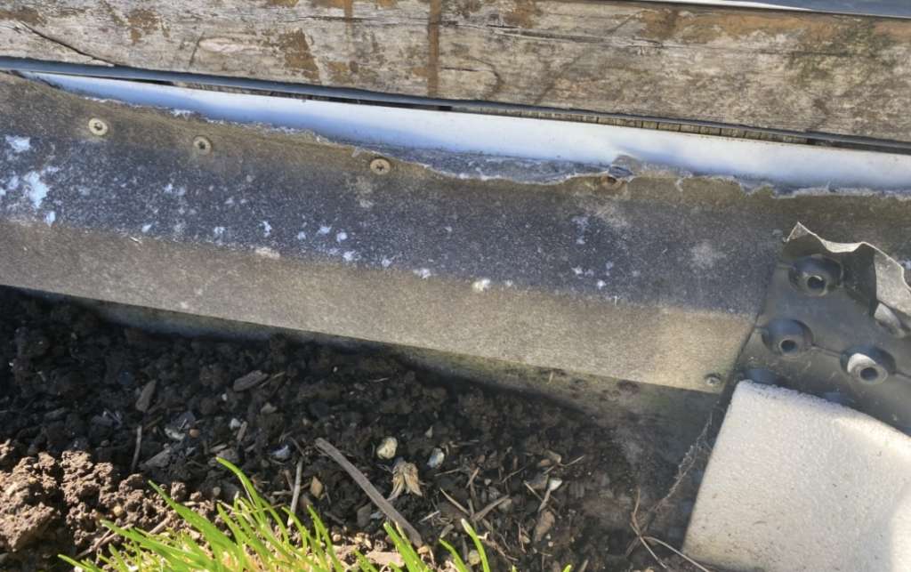 BAU.DE / BAU-Forum: 3. Bild zu Frage "Asbestverdacht im Hochbeet: Altes Dachblech mit Vlies - Gesundheitsrisiko f&uuml;r Kind?" im BAU-Forum "Baustoffe"