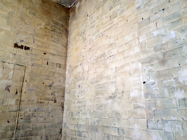 BAU.DE / BAU-Forum: 3. Bild zu Frage "Lehmfarbe auf Mauerwerk: Styropor- & Klebereste entfernen &ndash; Anleitung & Tipps" im BAU-Forum "&Ouml;kologisches und biologisches Bauen"