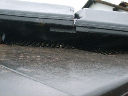 BAU.DE / BAU-Forum: 1. Bild zu Frage "Trockengrat-Montage: Ist der Abstand der Gratsteine zu den Ziegeln korrekt?" im BAU-Forum "Dach" BAU.DE / BAU-Forum: 1. Bild zu Frage "Trockengrat-Montage: Ist der Abstand der Gratsteine zu den Ziegeln korrekt?" im BAU-Forum "Dach"