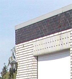 BAU.DE / BAU-Forum: 1. Bild zu Antwort "Flachdach: Dach&uuml;berstand &ndash; Bild der Hauswand zur Verdeutlichung" auf die Frage "Flachdach nachtr&auml;glich mit Dach&uuml;berstand versehen: Kosten, Bauamt & Konstruktion?" im BAU-Forum "Dach"