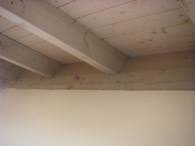 BAU.DE / BAU-Forum: 1. Bild zu Antwort "Korrektur: Schlitz befindet sich au&szlig;en am Kniestock" auf die Frage "Schimmel im Kniestock: Ursachen, Gefahren & Sanierung bei Feuchtigkeit im Dach" im BAU-Forum "Dach"