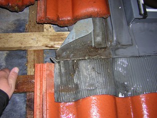 BAU.DE / BAU-Forum: 1. Bild zu Antwort "Das ist die Problemstelle" auf die Frage "Schimmel im Kniestock: Ursachen, Gefahren & Sanierung bei Feuchtigkeit im Dach" im BAU-Forum "Dach"